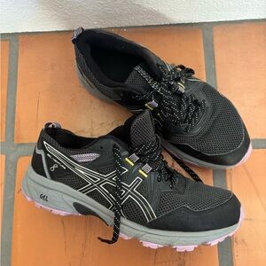 ASICS gels women’s 8.5 black and purple accent sneakers
